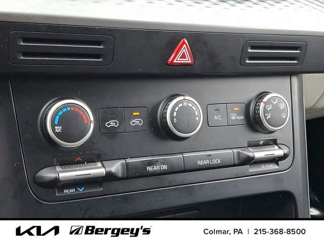 Used 2023 Kia Carnival LX image 19