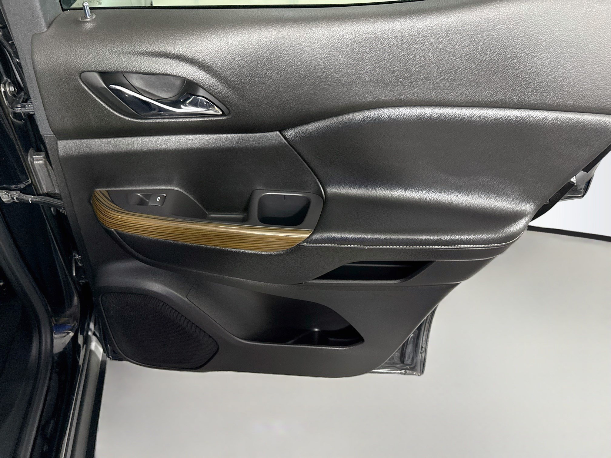 Used 2020 GMC Acadia SLE FWD image 28