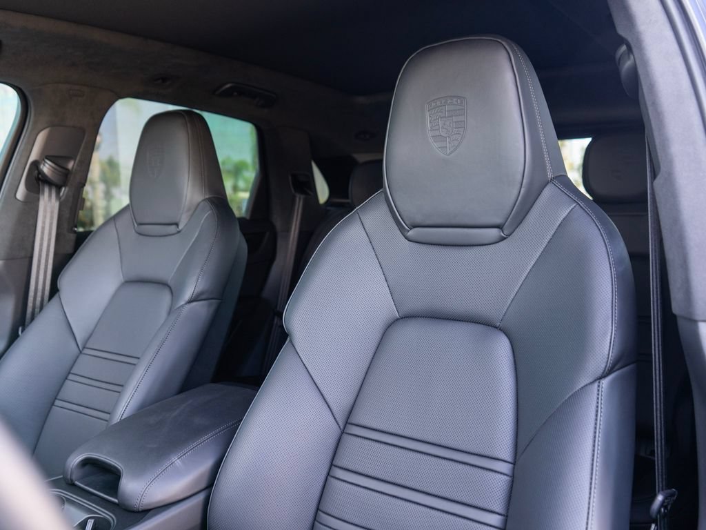 Used 2025 Porsche Cayenne GTS AWD/4WD image 4