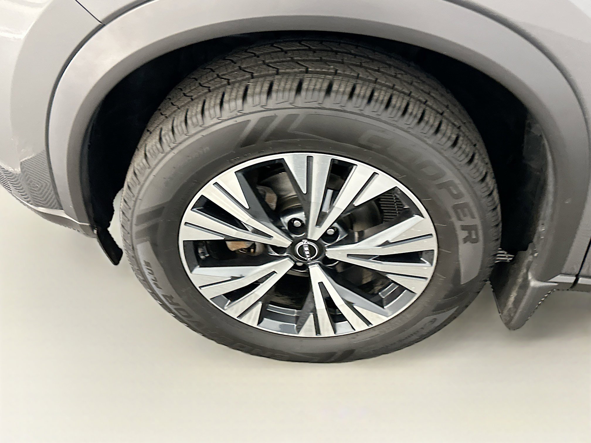 Used 2023 Nissan Rogue SV image 11