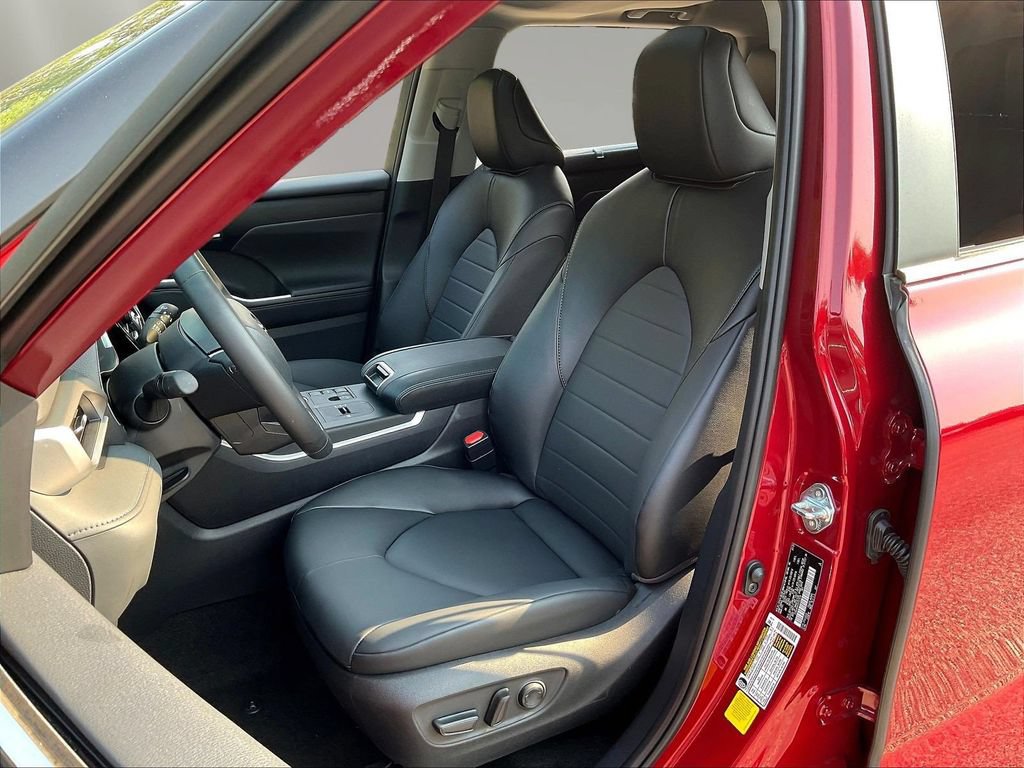 Used 2025 Toyota Highlander XLE FWD image 23