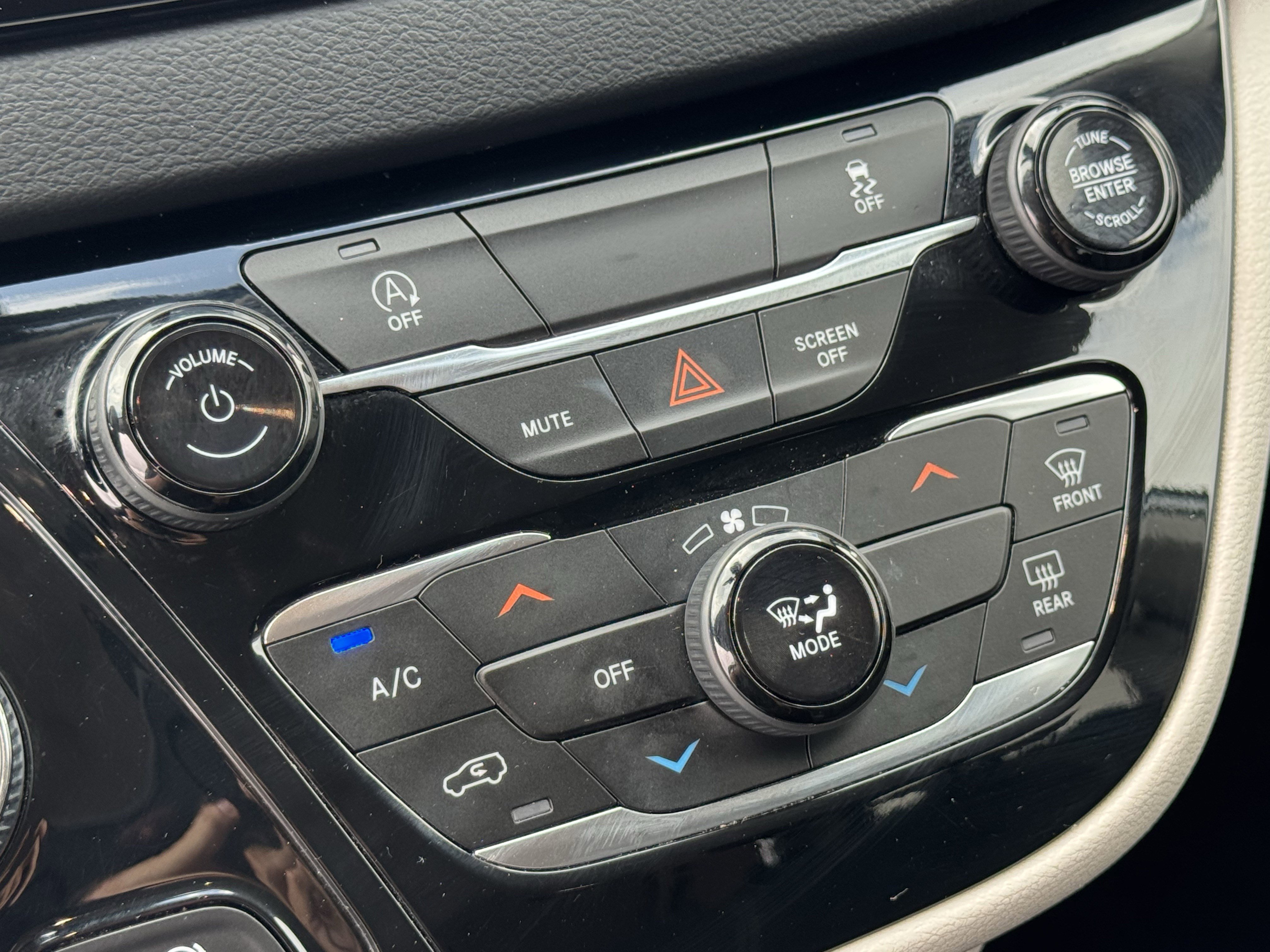 Used 2022 Chrysler Voyager LX image 20