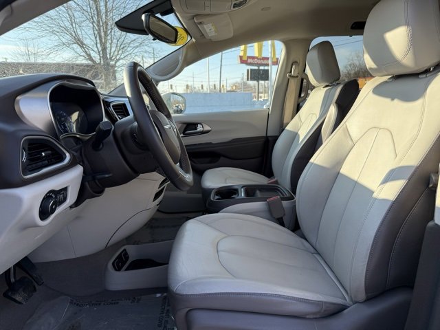 Certified 2017 Chrysler Pacifica Touring-L image 8