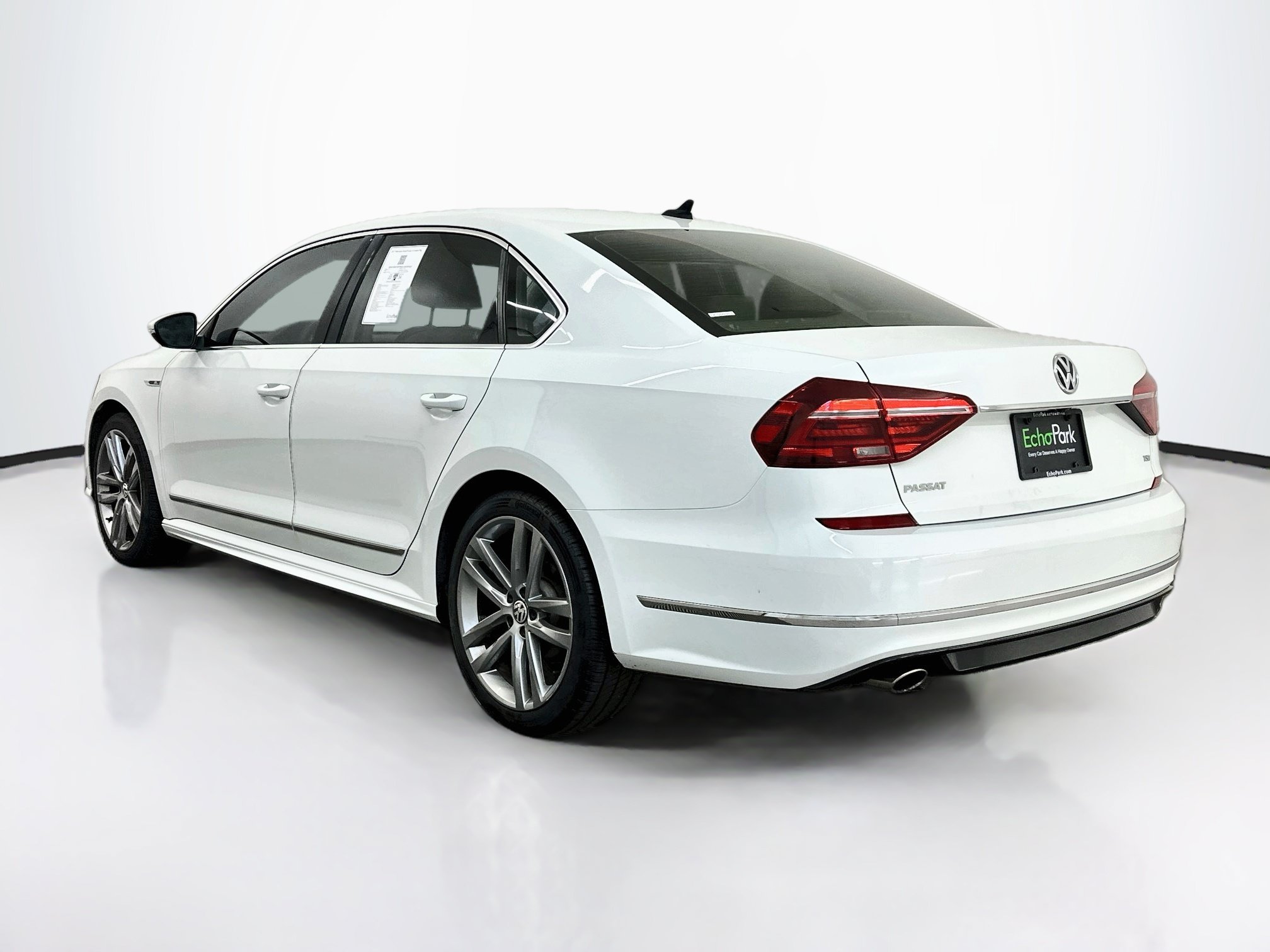 Used 2017 Volkswagen Passat 1.8T R-Line w/ R-Line Lighting Package FWD image 5