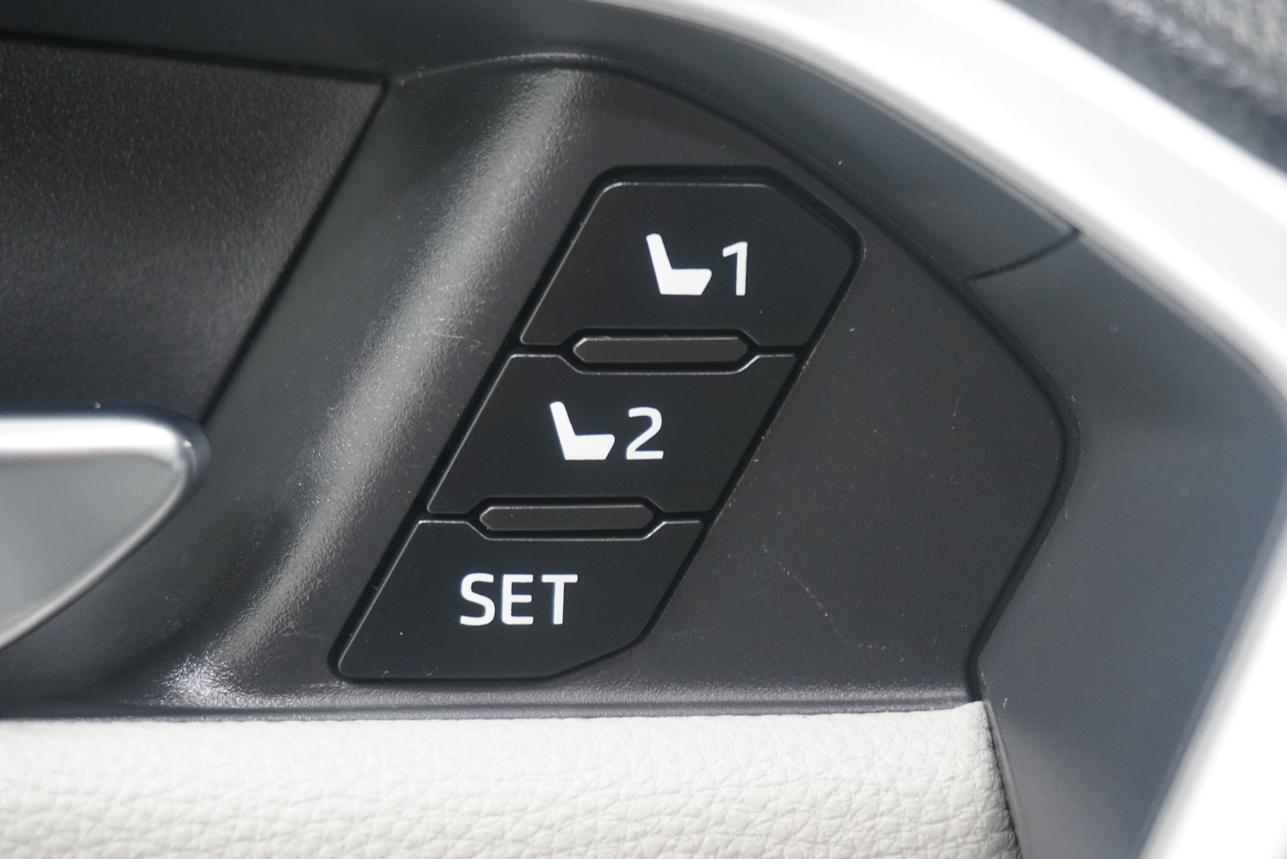 Used 2019 Toyota RAV4 Limited w/ Advanced Technology Package AWD/4WD image 16