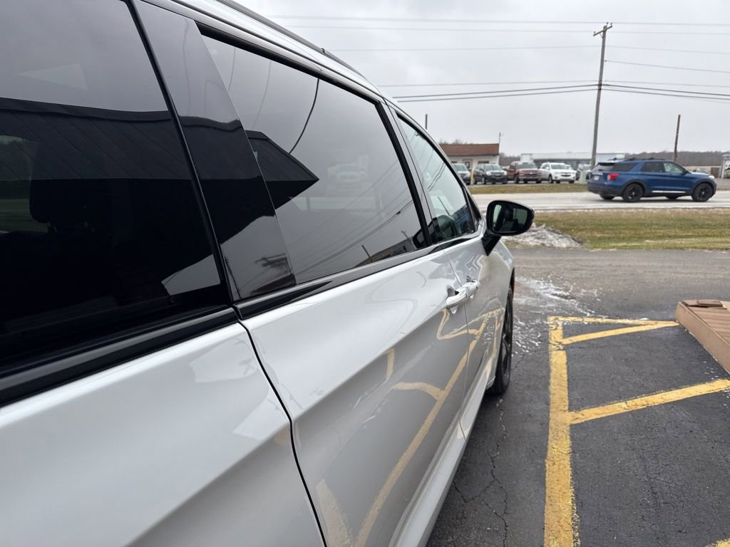 Used 2025 Chrysler Pacifica Limited image 15