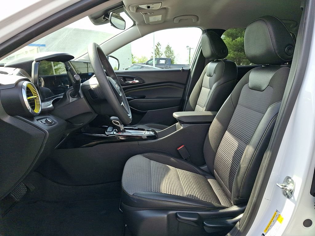 Used 2025 Chevrolet Trax LT FWD image 16