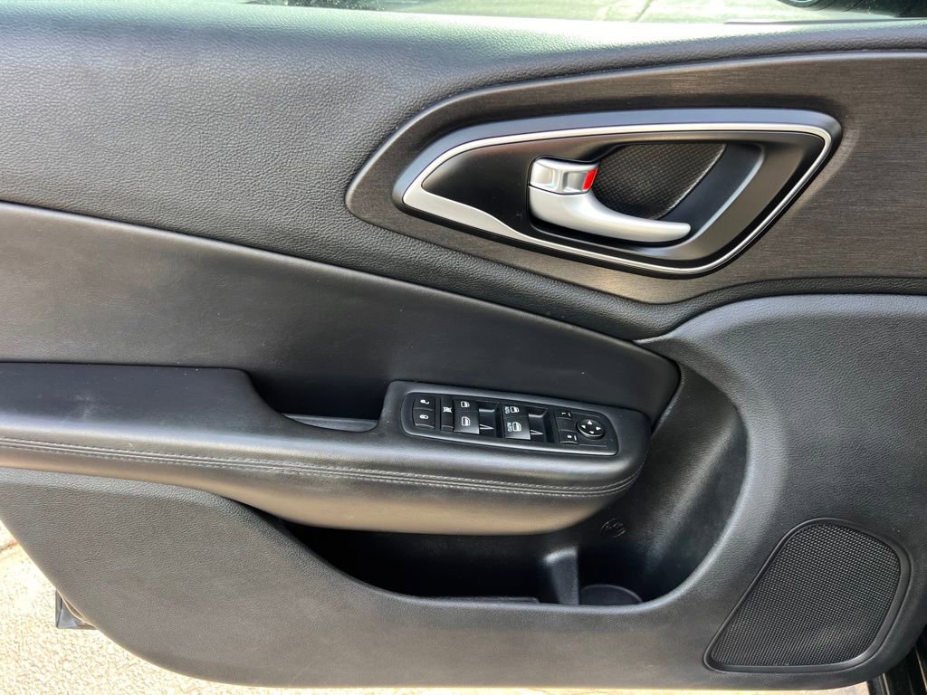 Used 2017 Chrysler 200 Limited Platinum FWD image 33