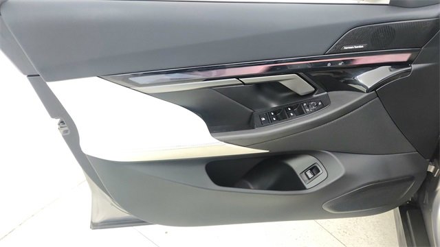 Used 2025 BMW i5 xDrive40 image 36