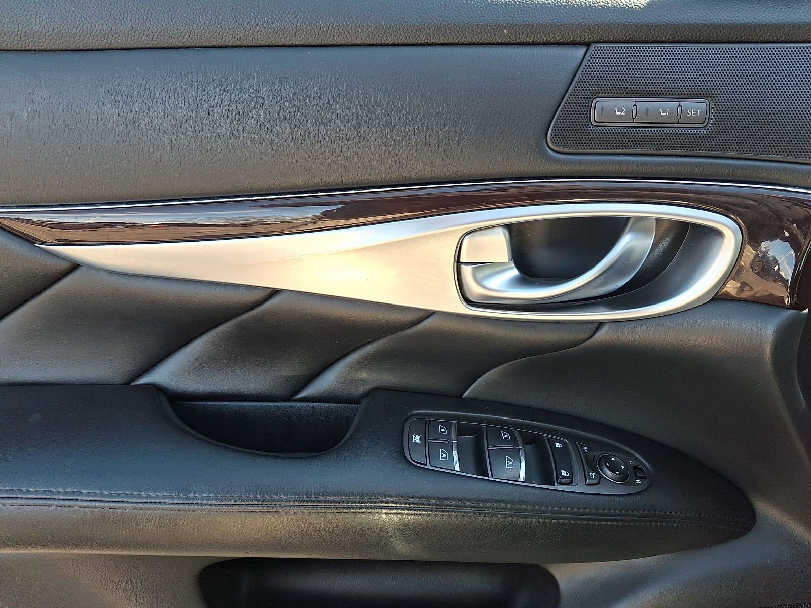 Used 2017 INFINITI Q70 L 3.7 image 13