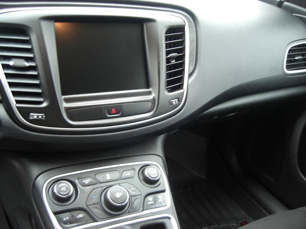 Used 2015 Chrysler 200 Limited FWD image 9