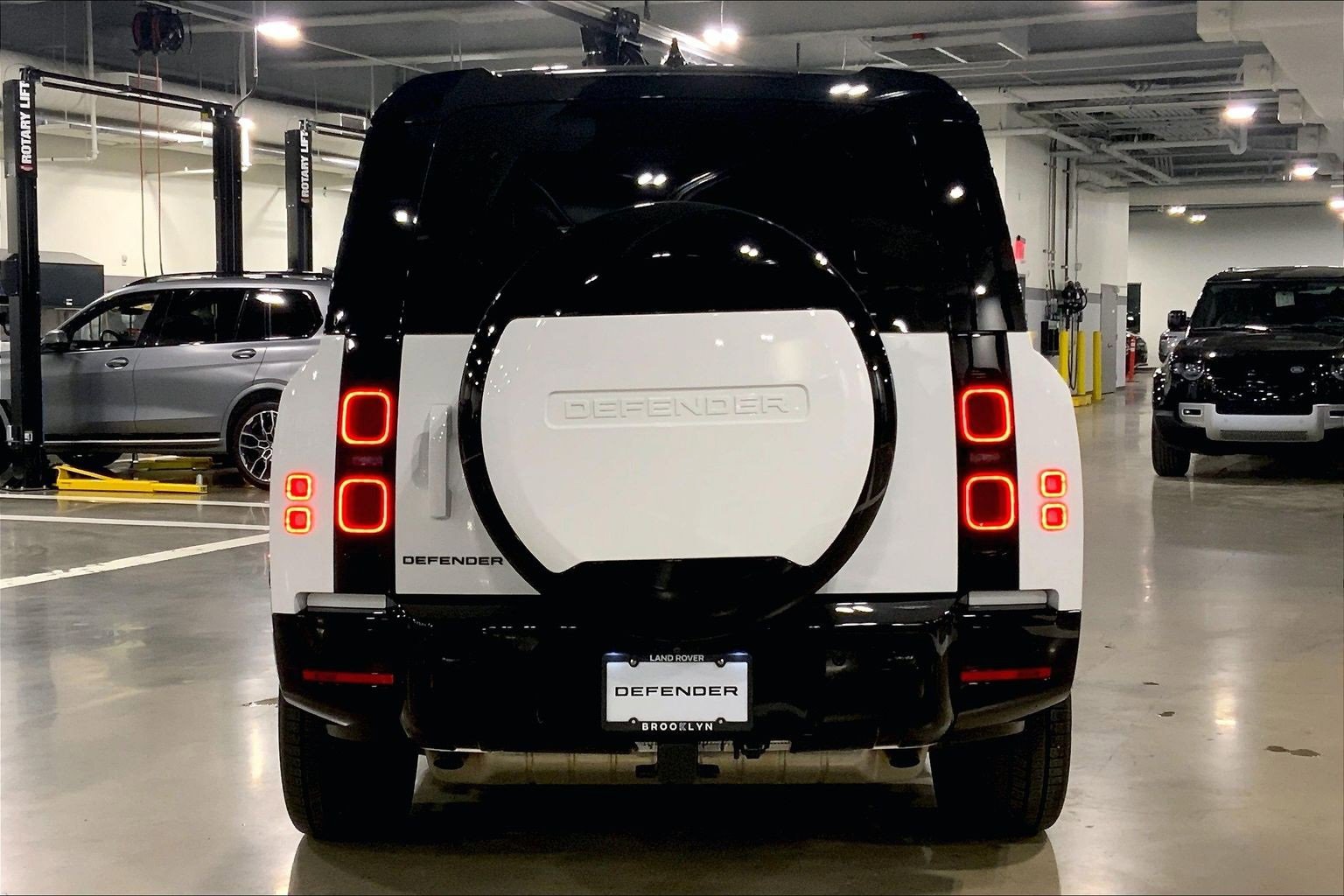 Used 2025 Land Rover Defender 130 X-Dynamic SE image 4