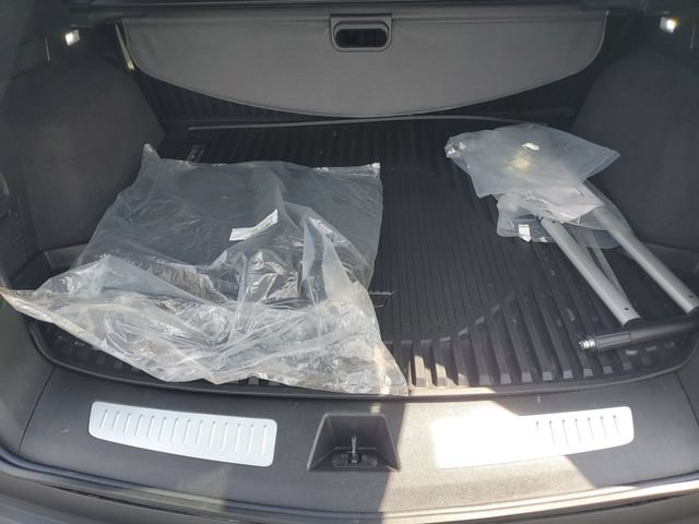 Certified 2024 Cadillac XT5 Sportv w/ LPO, Floor Liner Package AWD/4WD image 8