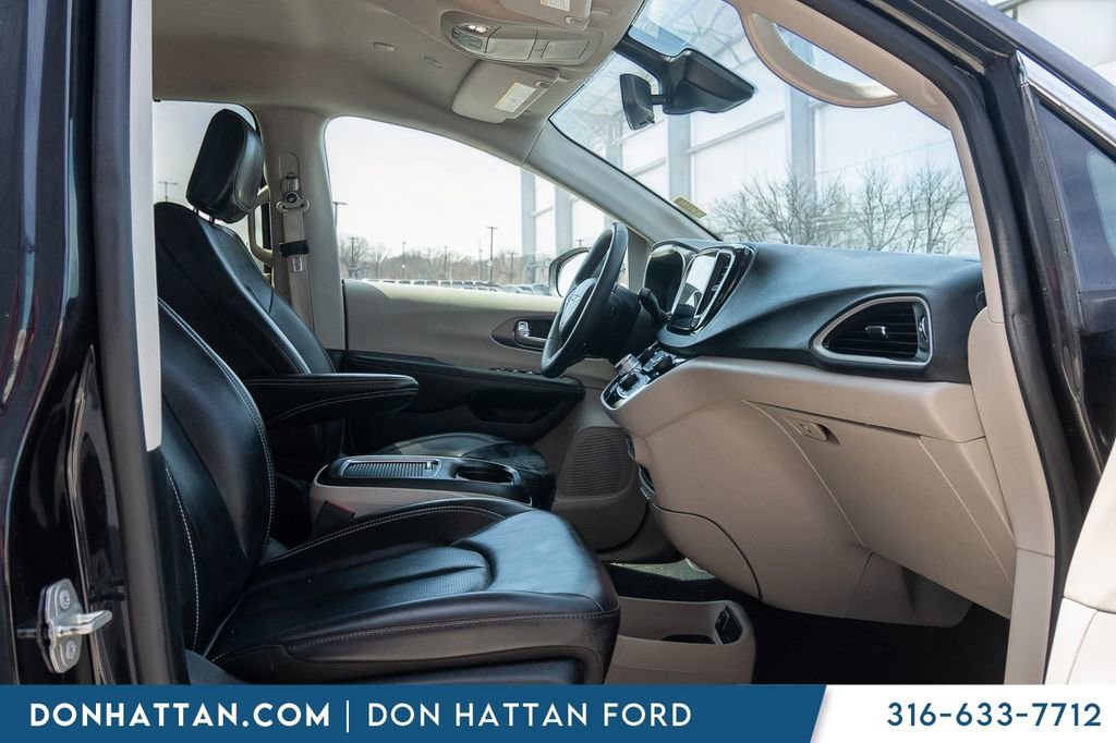 Used 2023 Chrysler Pacifica Touring-L image 20