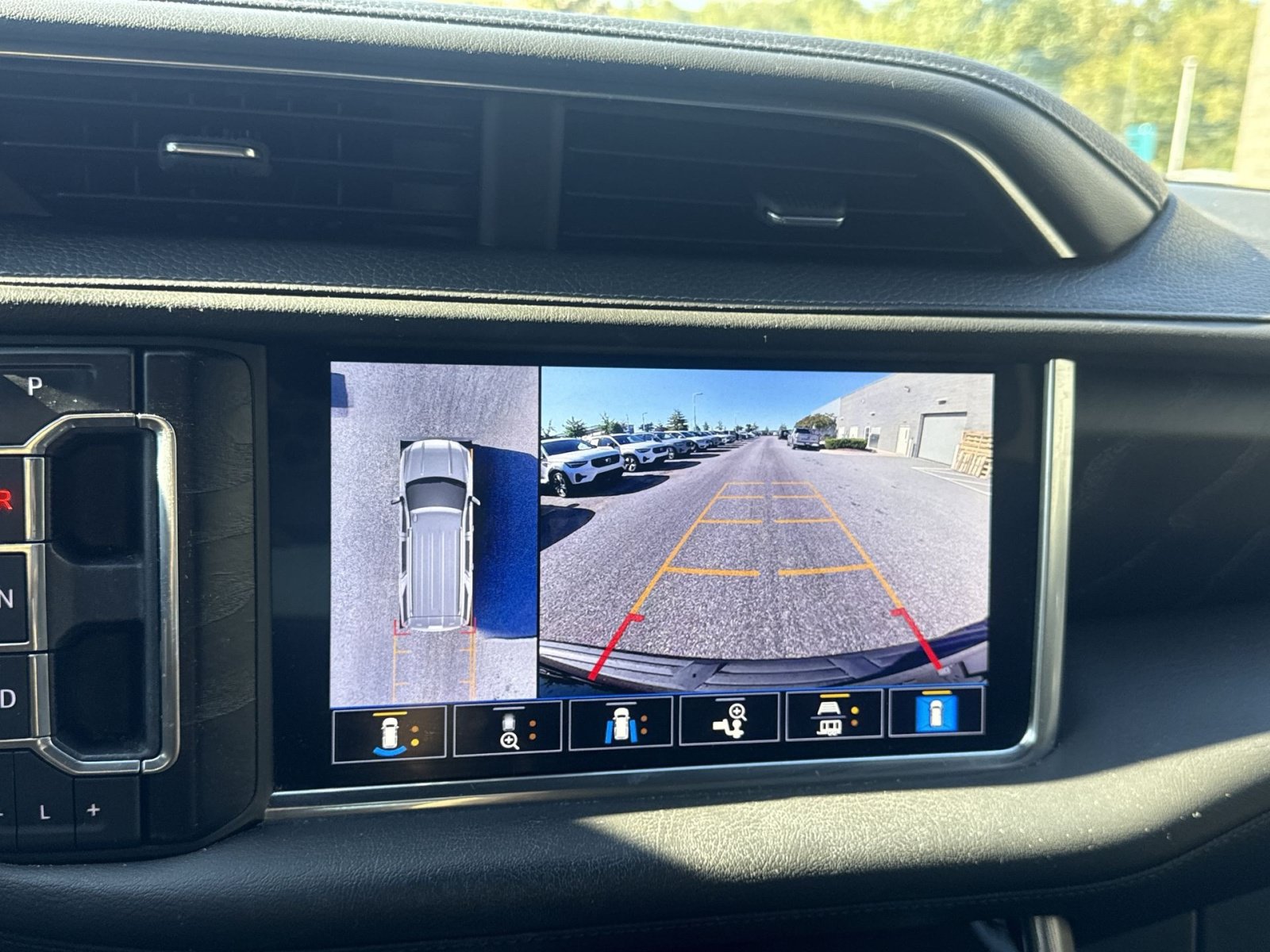 Used 2021 GMC Yukon Denali w/ Denali Premium Package AWD/4WD image 19