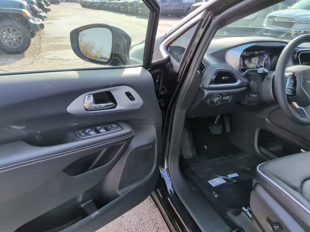 New 2026 Chrysler Pacifica Limited w/ Uconnect Theater Family Group image 19