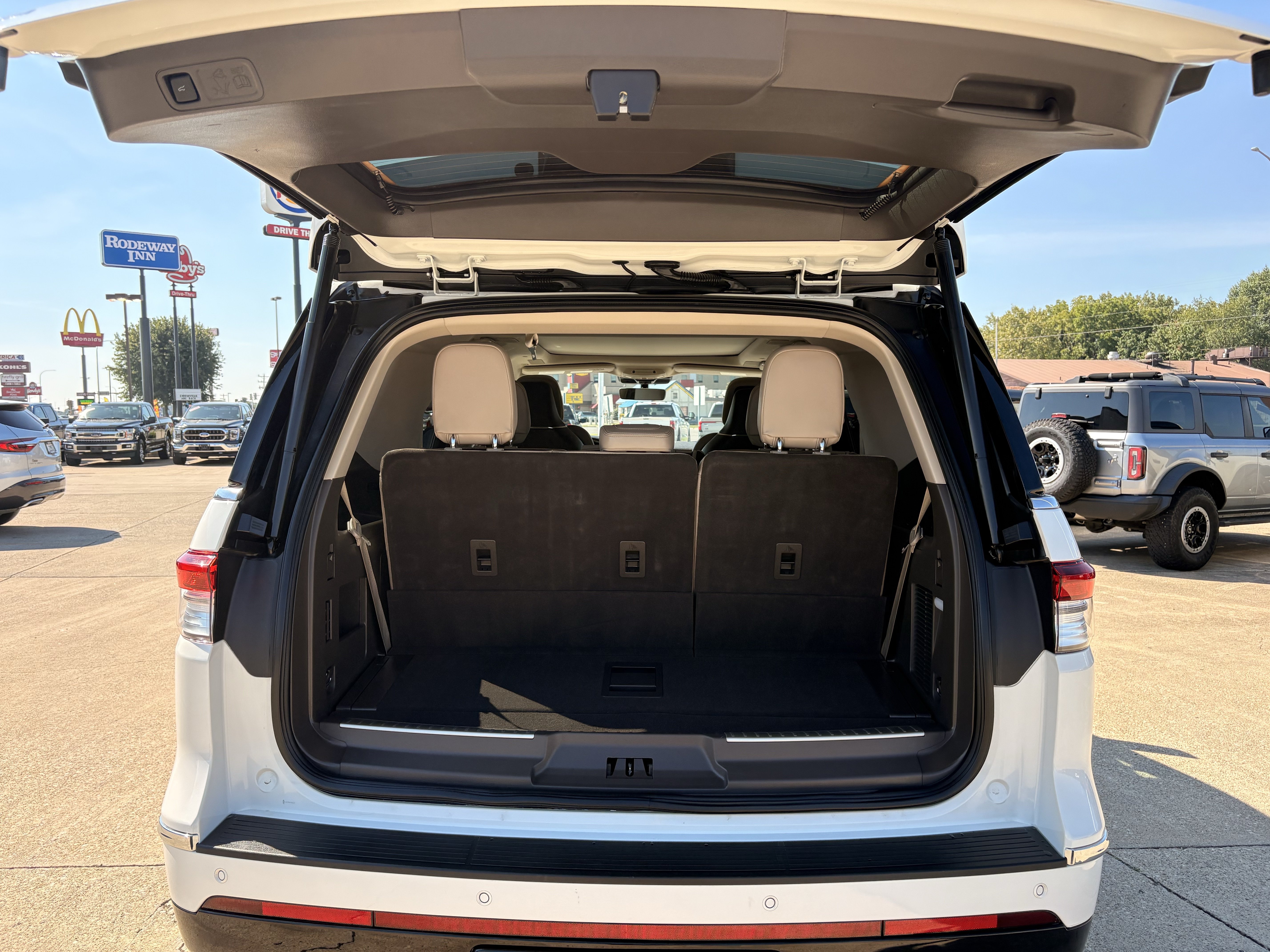 Used 2023 Lincoln Navigator Reserve AWD/4WD image 6