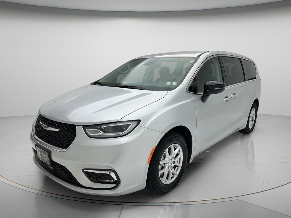 Used 2024 Chrysler Pacifica Touring-L FWD image 3