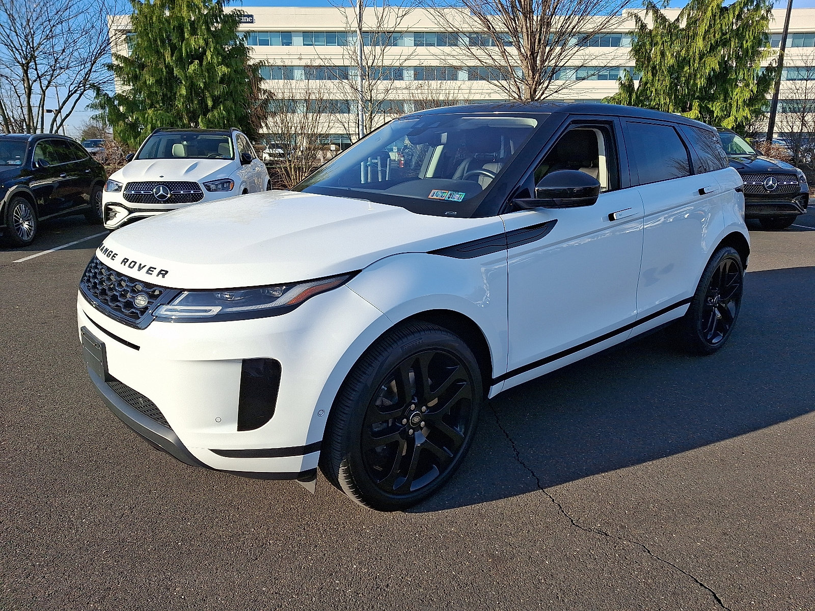 Used 2020 Land Rover Range Rover Evoque SE image 3