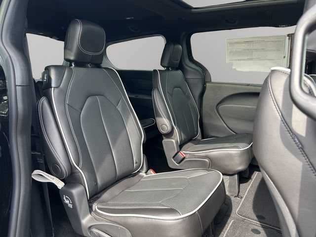 New 2027 Chrysler Pacifica Limited AWD/4WD image 23