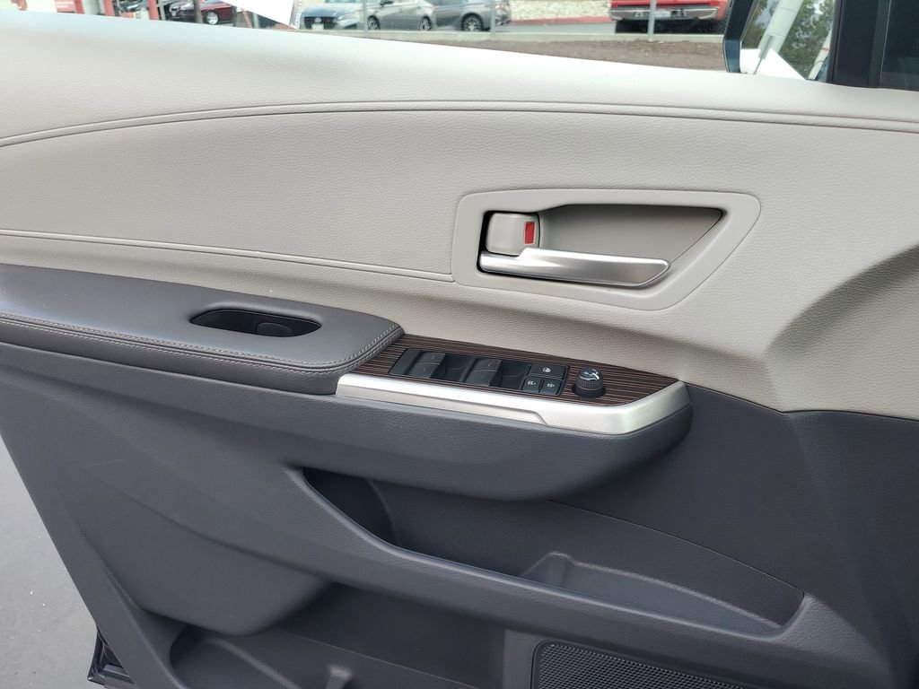Used 2022 Toyota Sienna XLE image 26