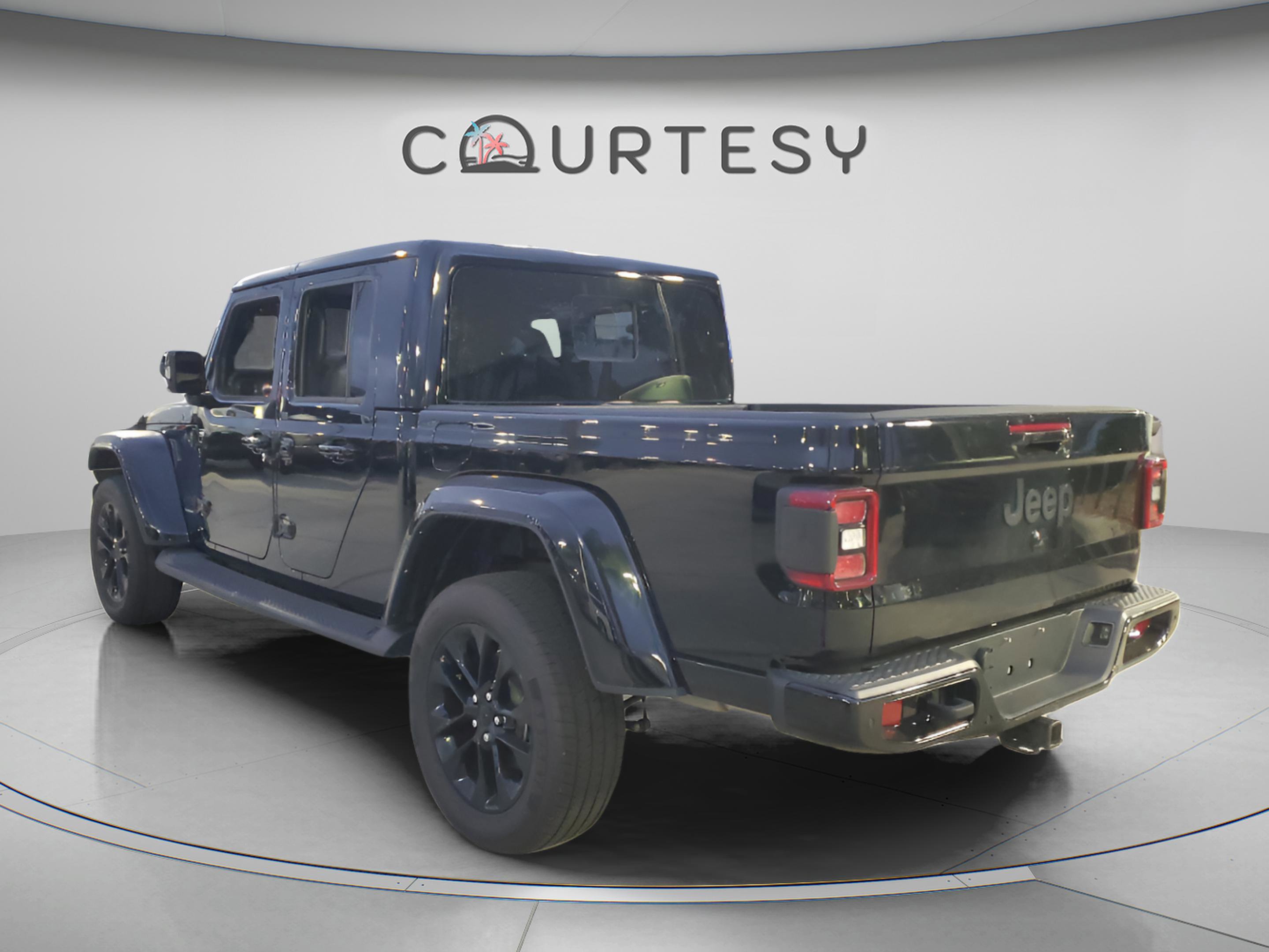 Used 2023 Jeep Gladiator Overland AWD/4WD image 2