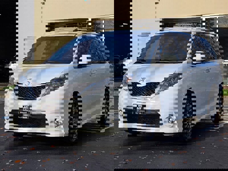 Used 2017 Toyota Sienna SE w/ SE Preferred Package