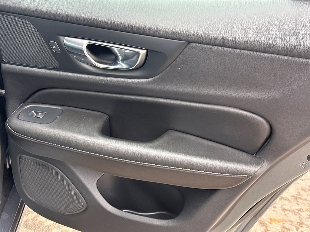 Used 2019 Volvo S60 T6 Momentum w/ Premium Package image 16