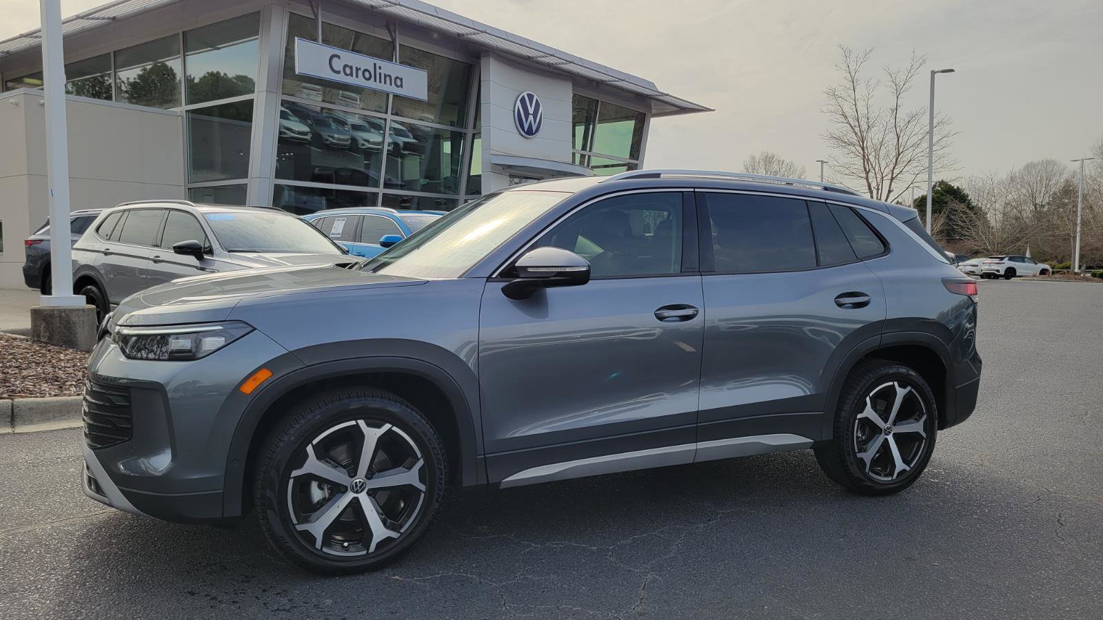 Used 2025 Volkswagen Tiguan SE