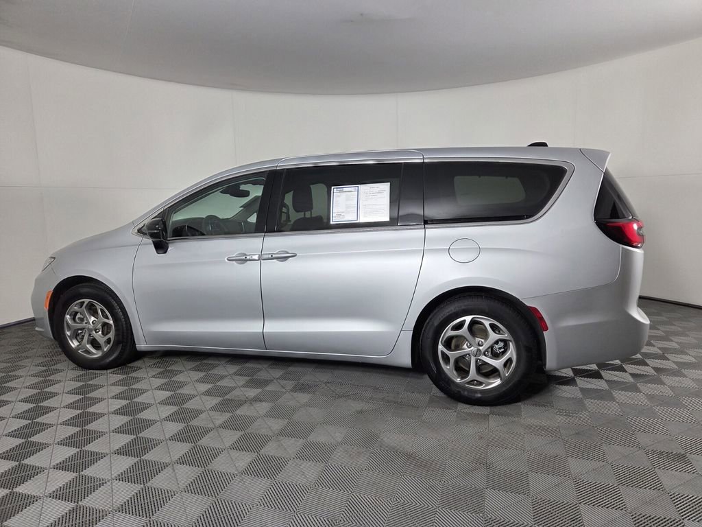 Certified 2024 Chrysler Pacifica Limited image 8
