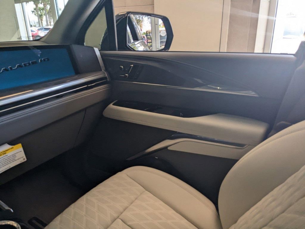 New 2025 Cadillac Escalade IQ Luxury 1 w/ Smart Trailering package image 13
