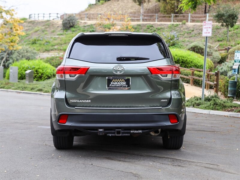 Used 2017 Toyota Highlander LE AWD/4WD image 4