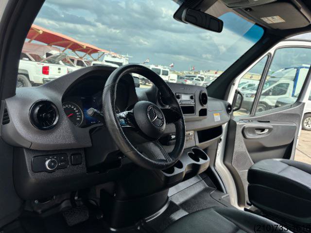 Used 2025 Mercedes-Benz Sprinter 2500 image 18