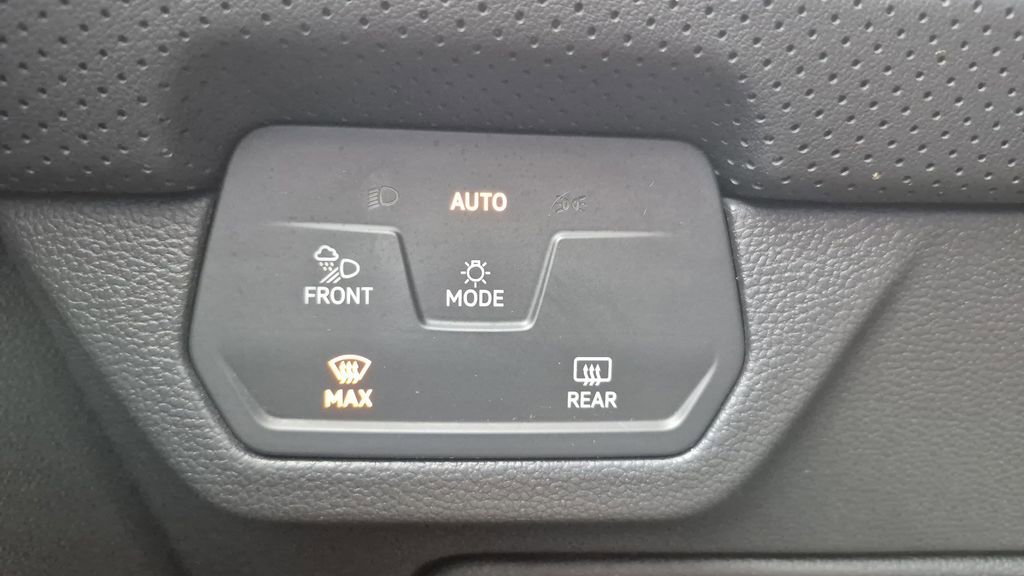 Used 2024 Volkswagen Atlas Cross Sport SE image 25