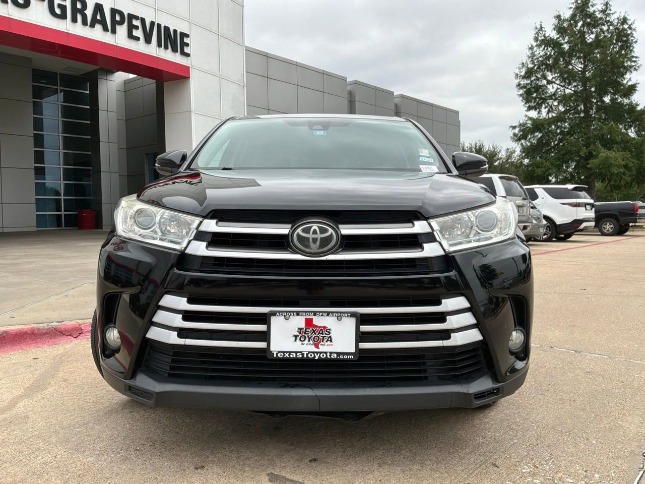 Used 2017 Toyota Highlander Plus FWD image 3