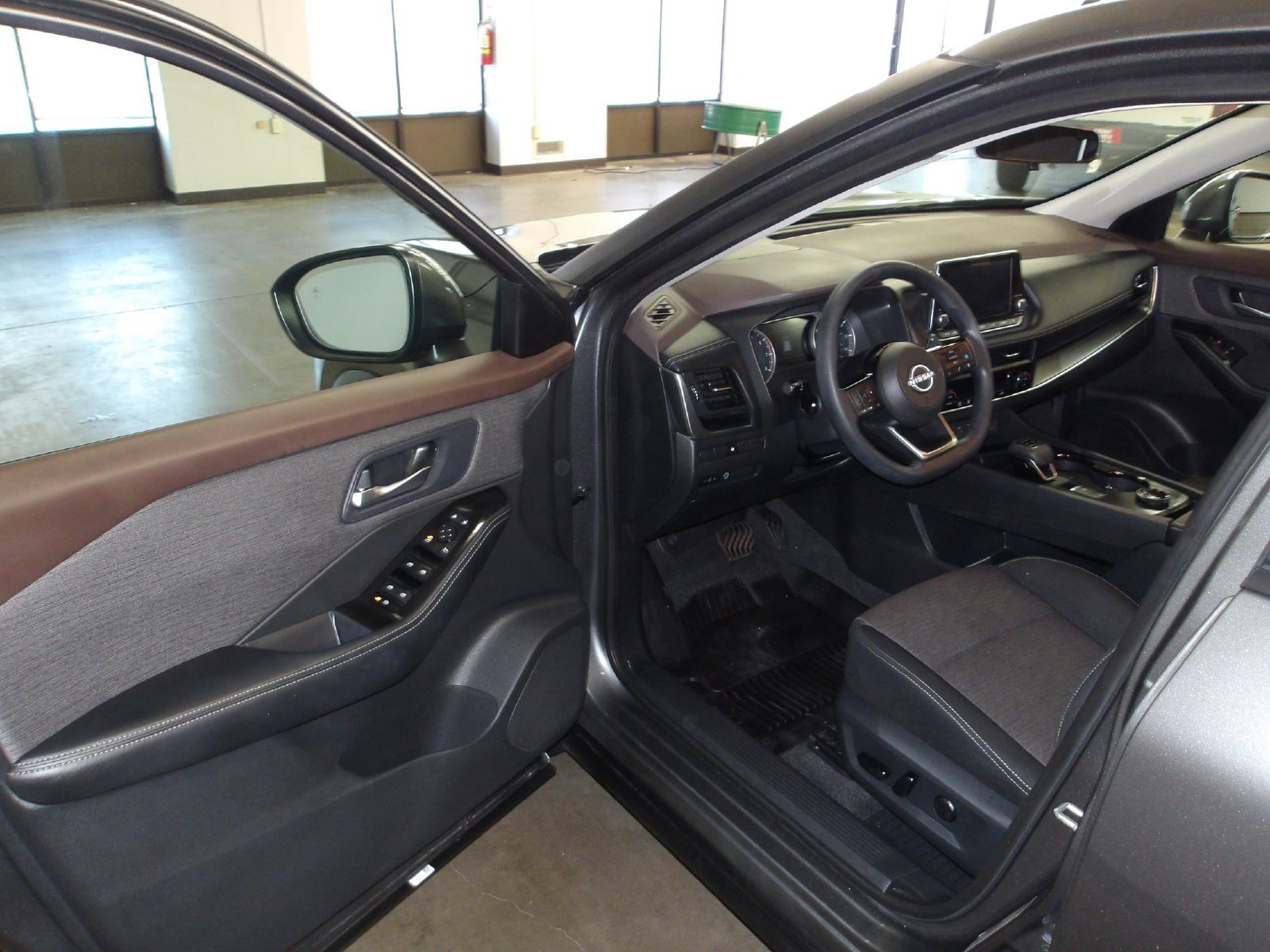 Used 2023 Nissan Rogue SV AWD/4WD image 8