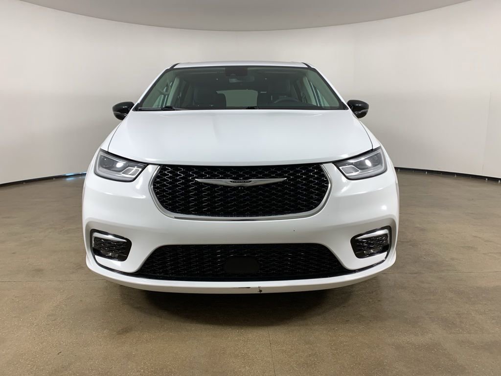 Used 2024 Chrysler Pacifica Touring-L image 3