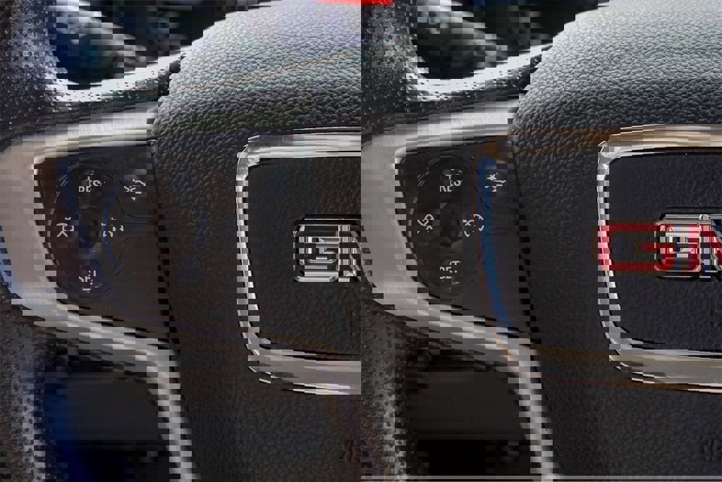 Used 2023 GMC Terrain SLE w/ Driver Convenience Package image 16