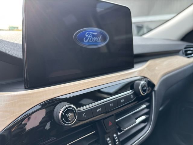 Used 2021 Ford Escape Titanium w/ Titanium Premium Package FWD image 17
