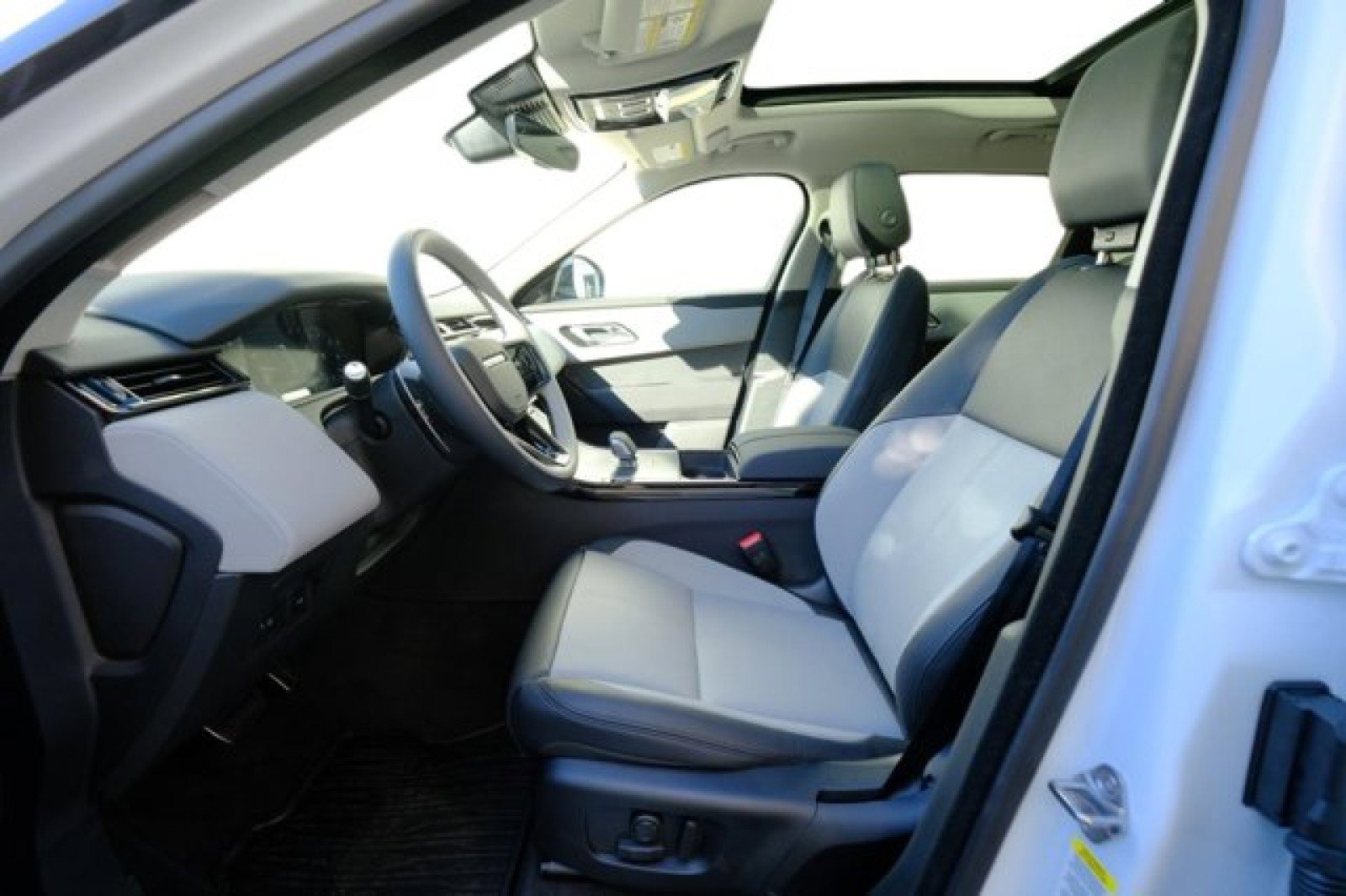 New 2025 Land Rover Range Rover Velar Dynamic SE image 12