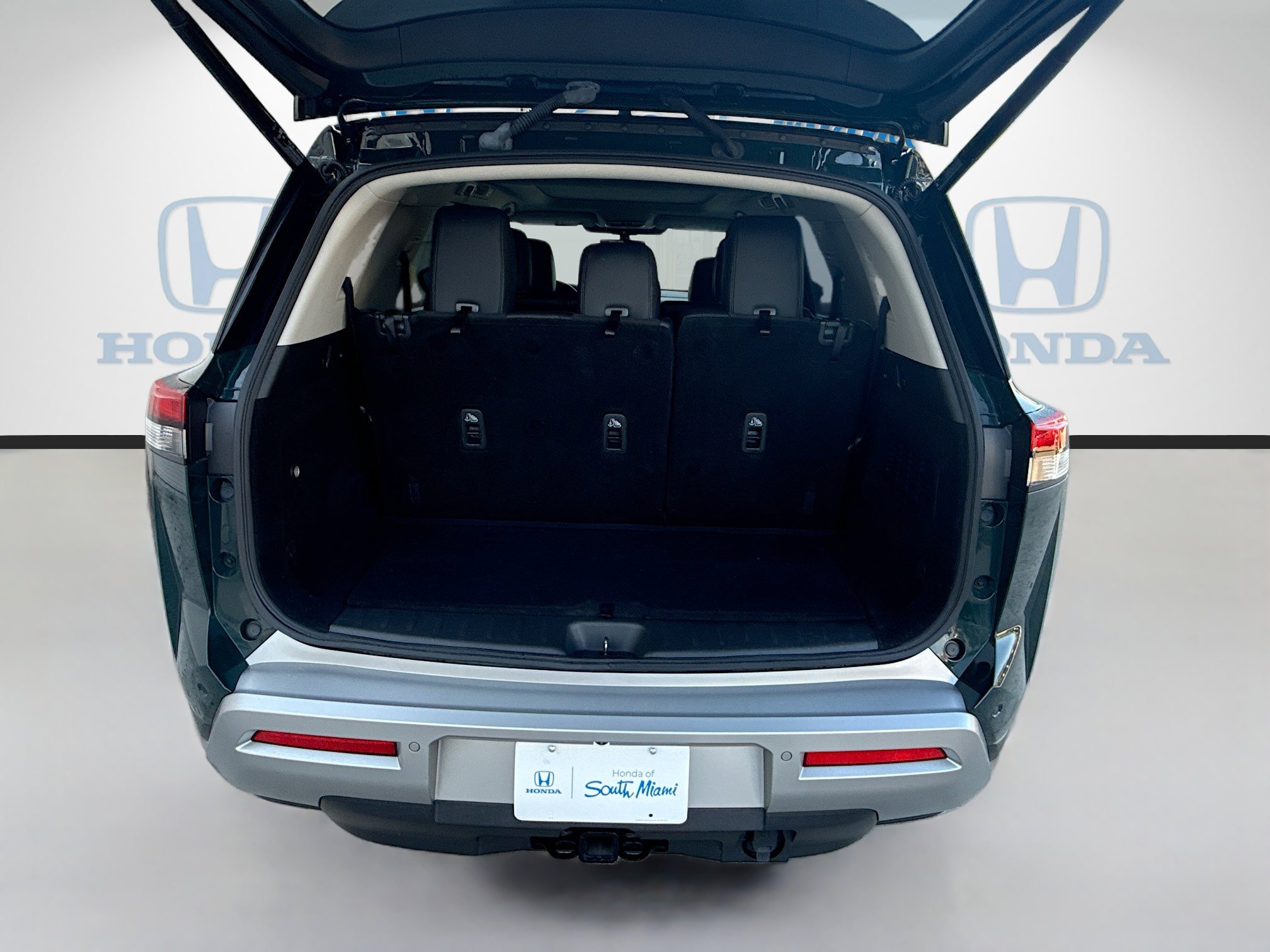 Used 2024 Nissan Pathfinder Platinum w/ Cargo Package AWD/4WD image 27