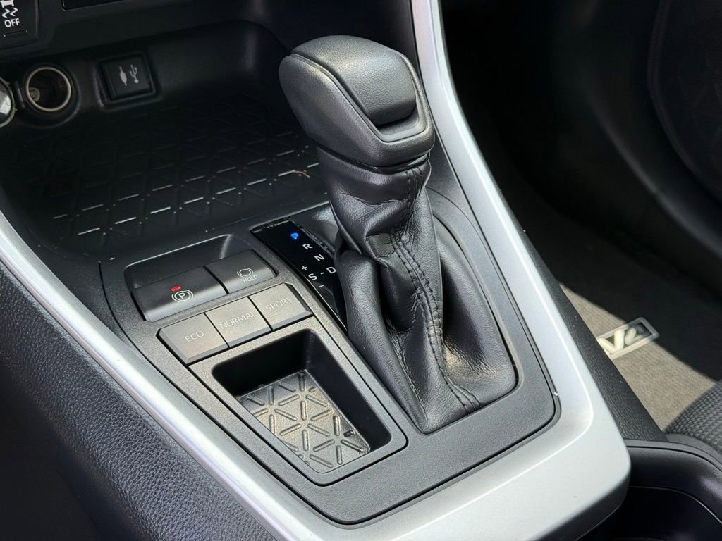 Used 2019 Toyota RAV4 LE w/ Carpet Mat Package FWD image 11