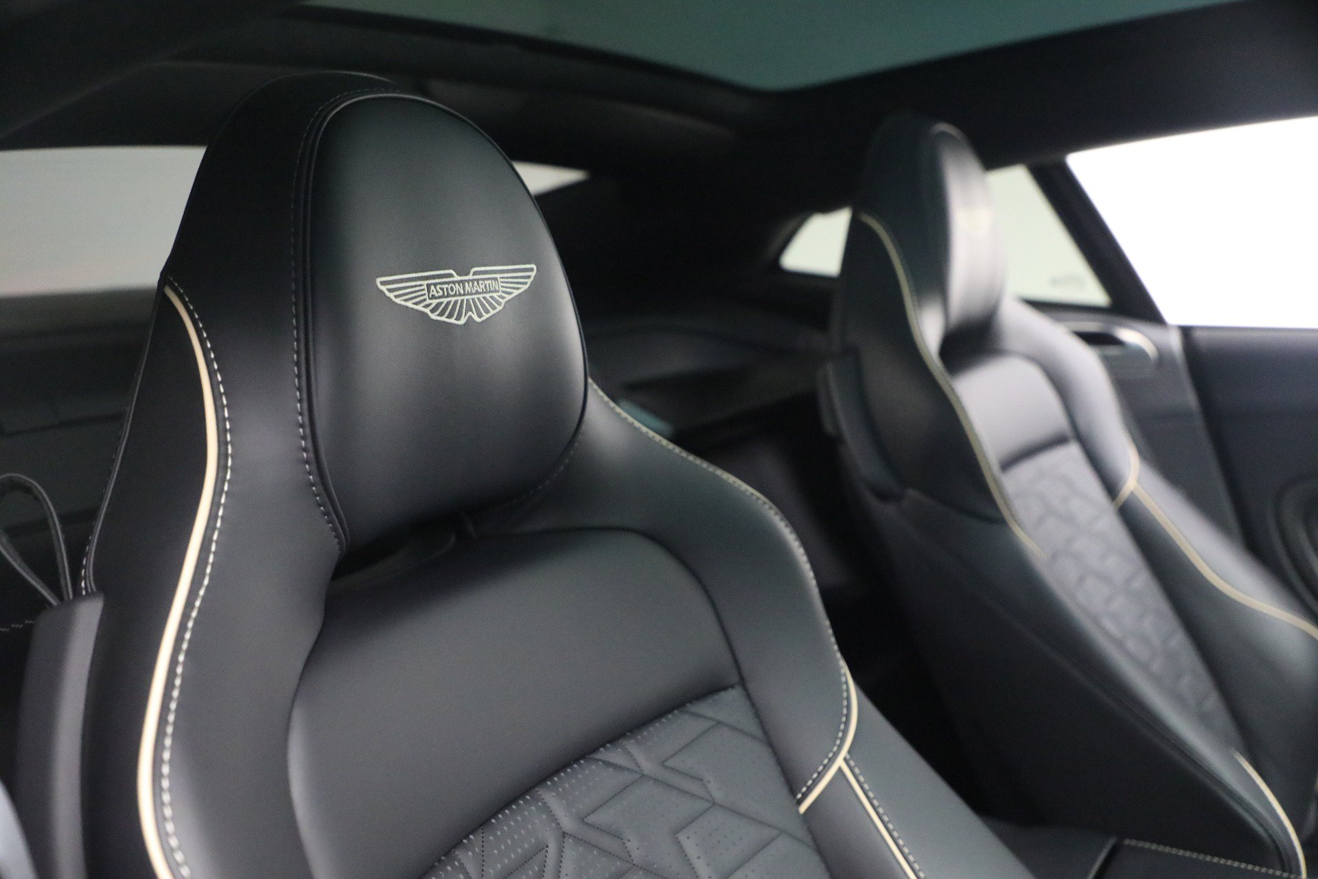 Used 2025 Aston Martin Vanquish RWD image 27