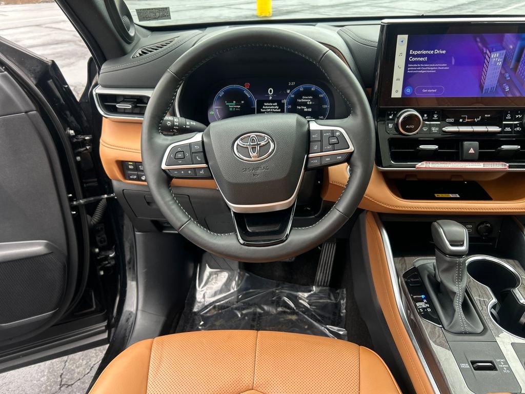 Certified 2025 Toyota Highlander Platinum image 21