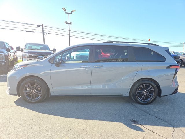 Used 2025 Toyota Sienna AWD image 3
