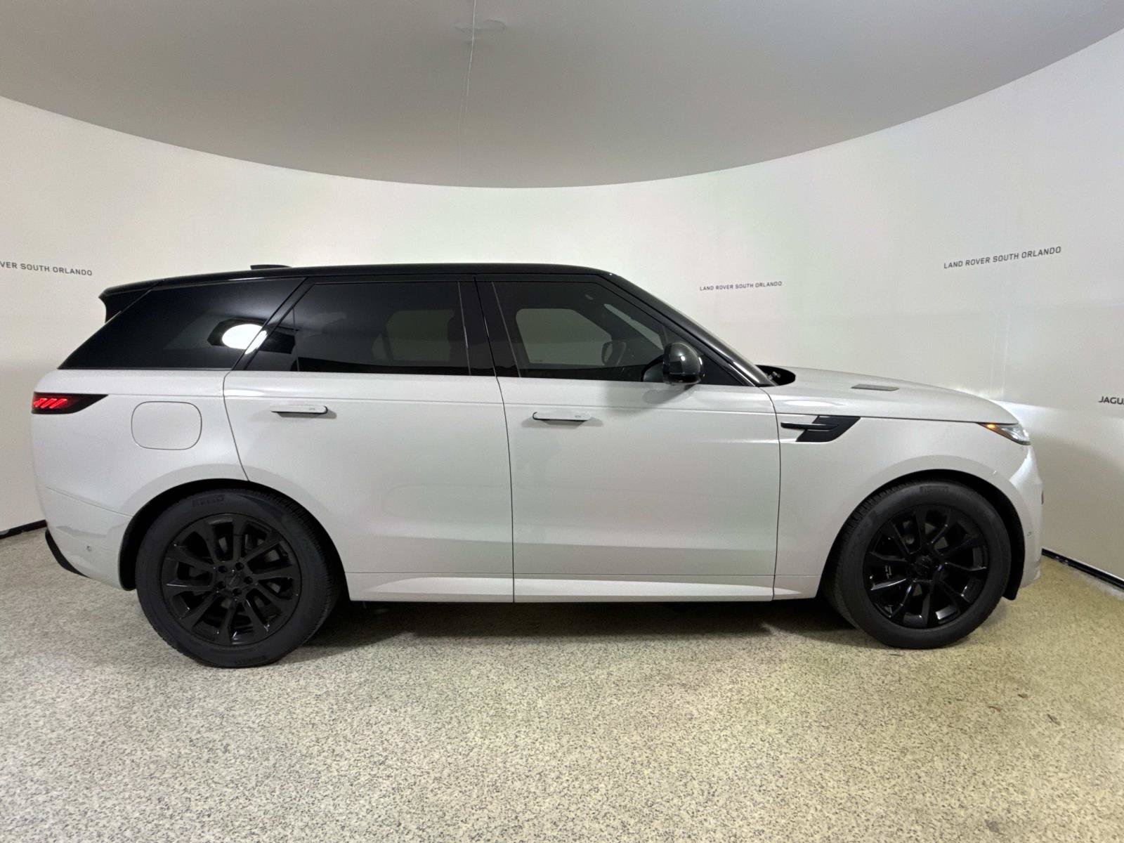 Used 2025 Land Rover Range Rover Sport Dynamic SE AWD/4WD image 7
