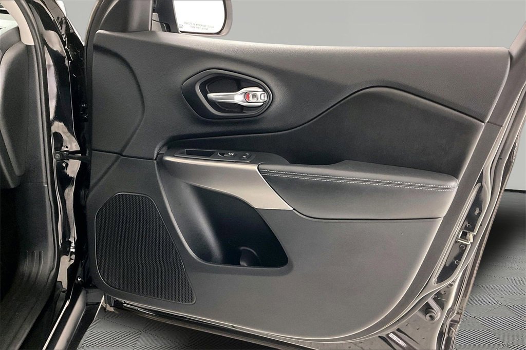 Used 2019 Jeep Cherokee Latitude Plus w/ Comfort/Convenience Group image 23