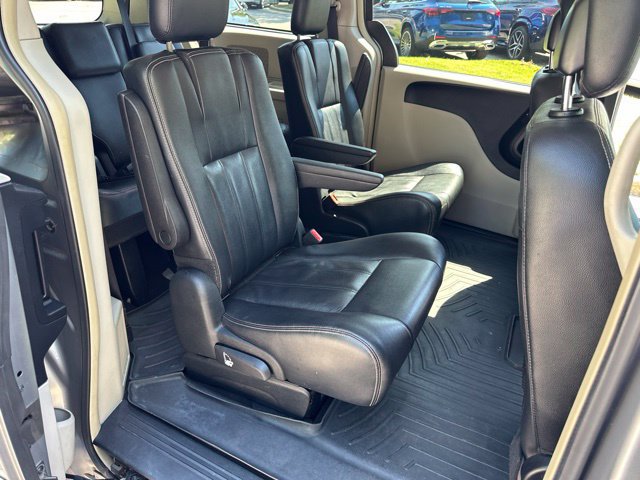 Used 2016 Chrysler Town & Country Touring FWD image 15