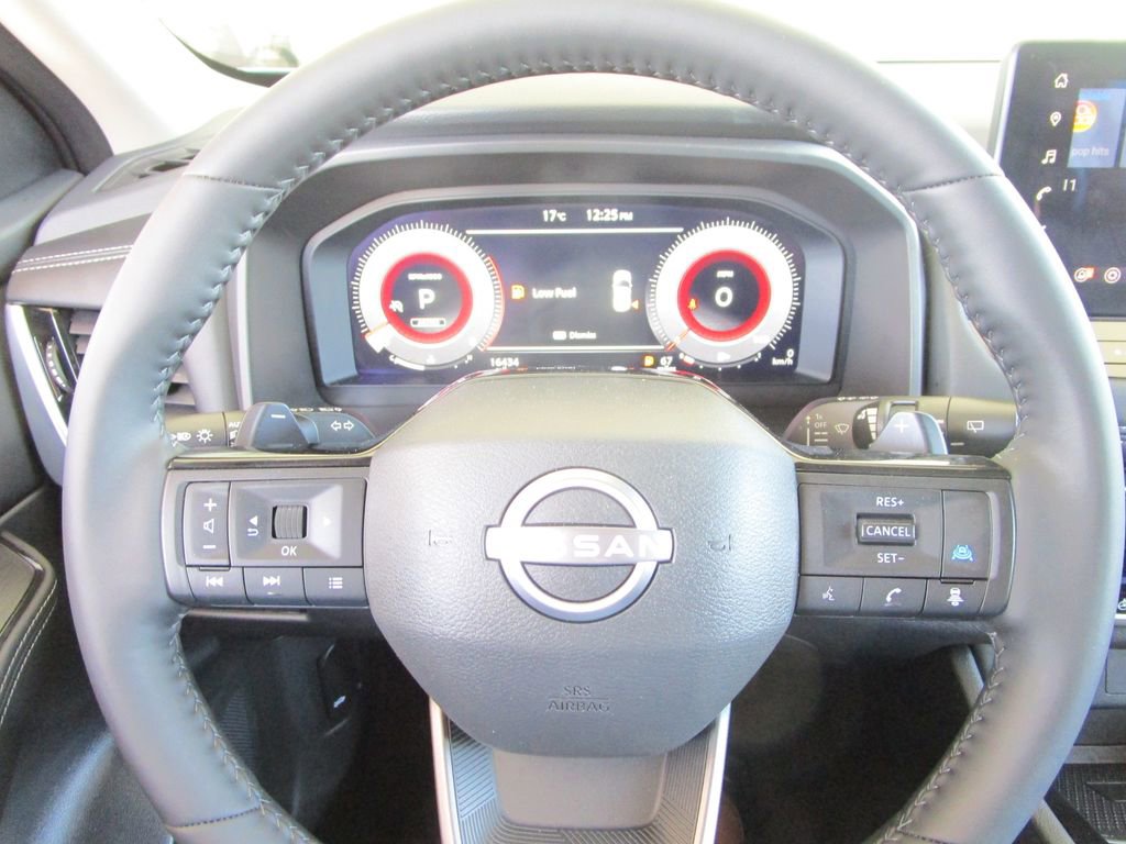 Used 2025 Nissan Rogue SL AWD/4WD image 28