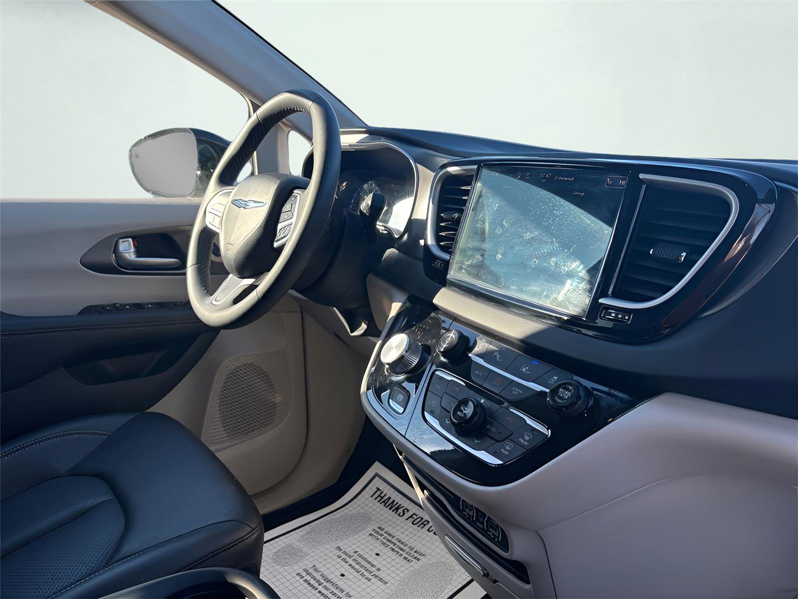 Used 2024 Chrysler Pacifica Touring-L FWD image 17